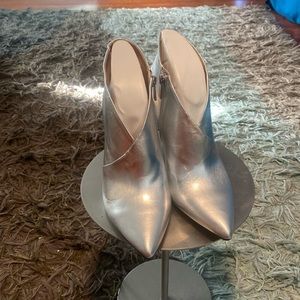 NWOT JESSICA SIMPSON LAYRA SILVER BOOTIE